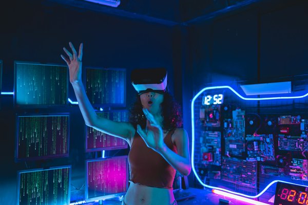 Quelles sont les meilleures pratiques pour créer un jeu de simulation économique qui utilise des données réelles pour enseigner des concepts économiques?