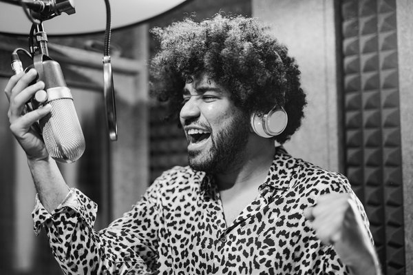 Quels sont les critères pour choisir un bon microphone pour le streaming en direct ?